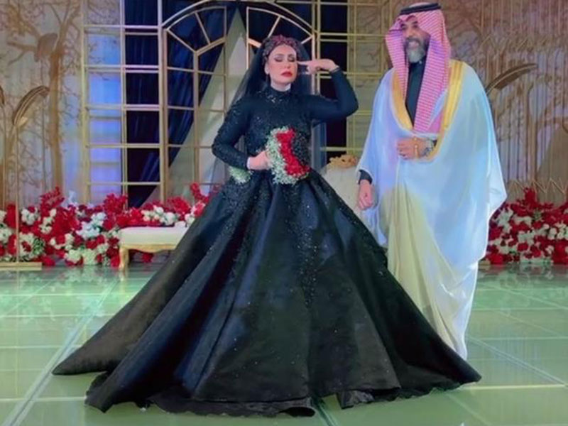الفنانة السعودية شمس الاسطورة تعود لطليقها بفستان زفاف أسود